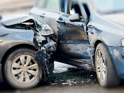 بازدید از خودرو و بررسی مشخصات ماشین مراحل اولیه تعیین و ارزیابی خسارت خودرو است